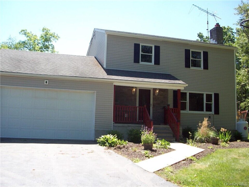 6 Regent Dr in Hopewell Junction, NY - Building Photo