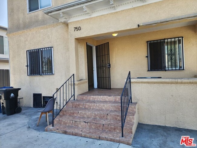 750 E 40th Pl in Los Angeles, CA - Building Photo - Building Photo