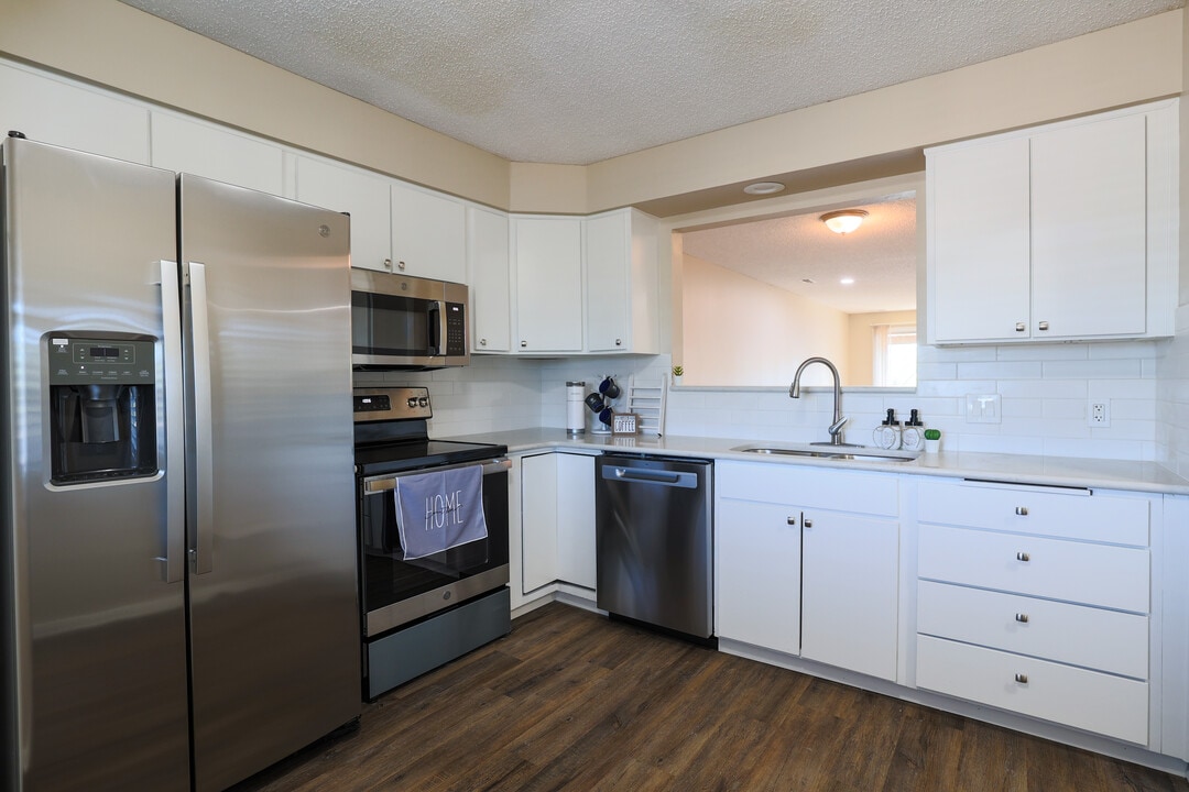 TWIN LAKES APARTMENTS in Wichita, KS - Building Photo