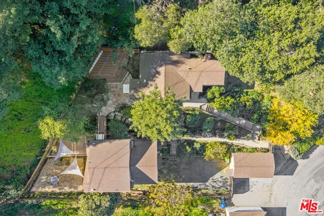 3705 Fredonia Dr in Los Angeles, CA - Building Photo - Building Photo