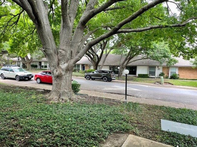 13722 Flagstone Ln in Dallas, TX - Foto de edificio - Building Photo