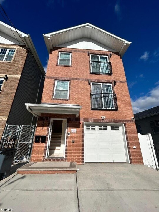337 13th Ave in Newark, NJ - Building Photo