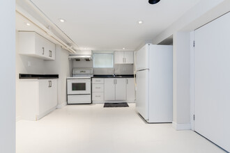 1565 Mt Pleasant Rd in Toronto, ON - Building Photo - Building Photo