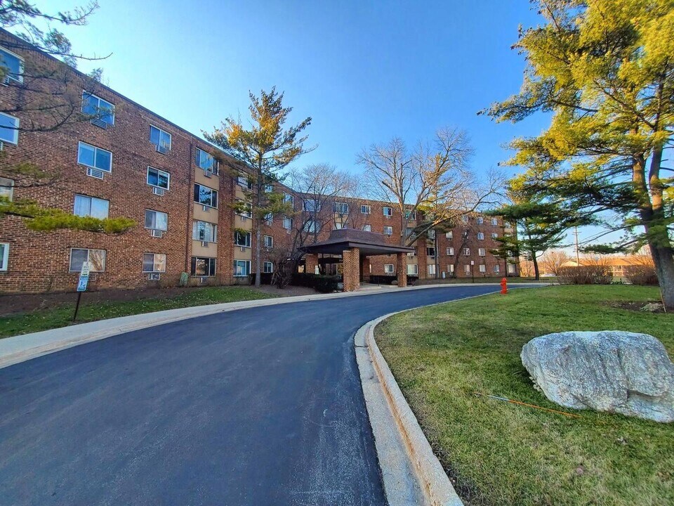 1500 Robin Cir in Hoffman Estates, IL - Building Photo