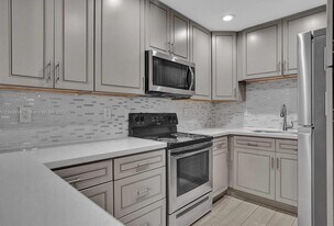 930 N 14th Ct in Hollywood, FL - Building Photo