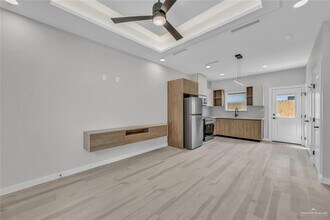 19 S 25th St in McAllen, TX - Foto de edificio - Building Photo