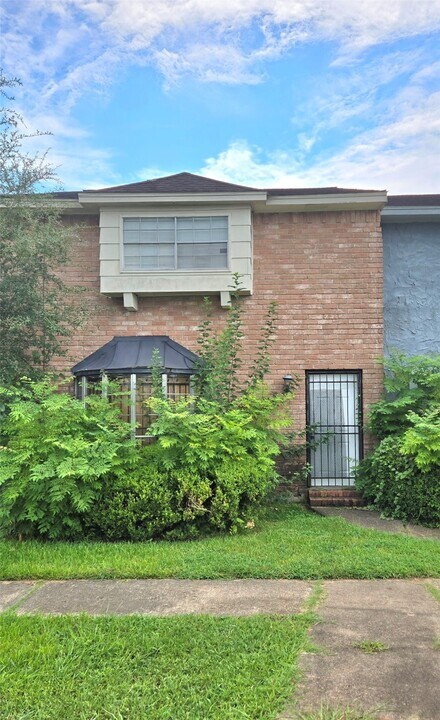 7063 Chasewood Dr in Missouri City, TX - Building Photo