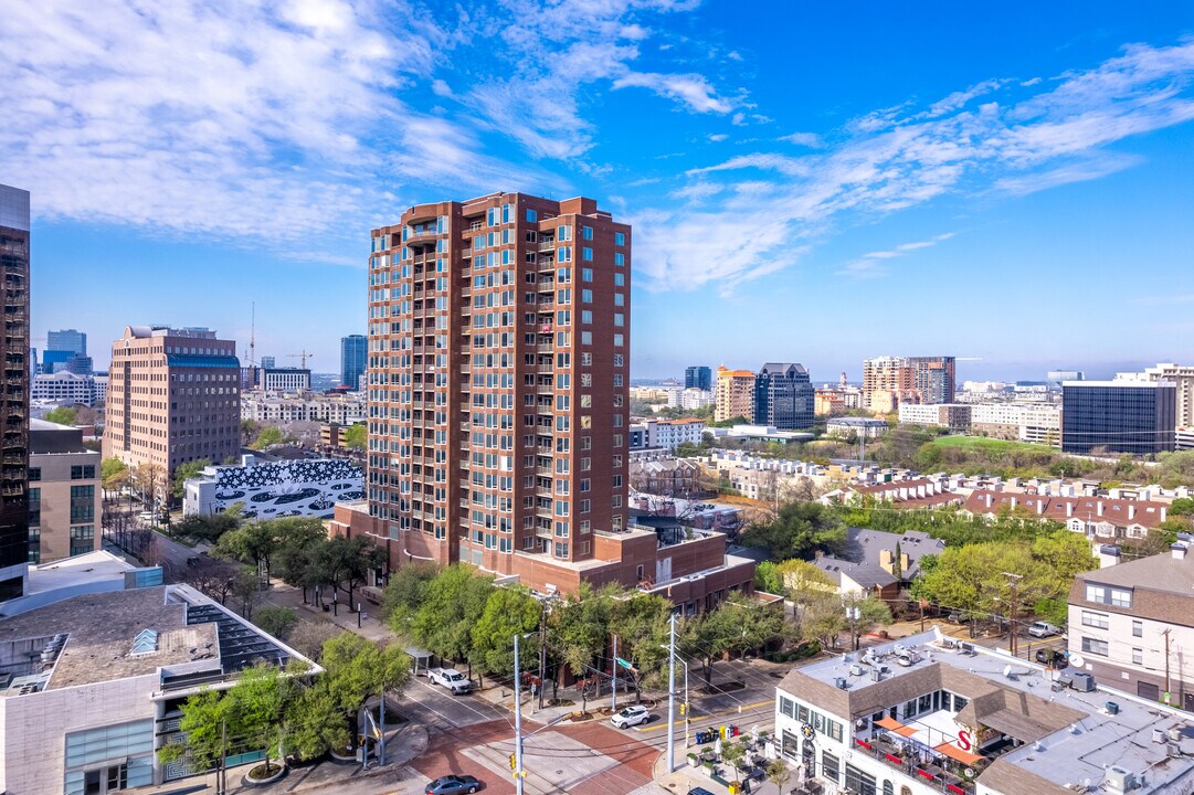 Whitney Uptown in Dallas, TX - Foto de edificio