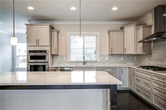 827 Stone Ridge Ln NE in Atlanta, GA - Building Photo - Building Photo