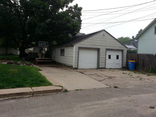 416 S Cedar Ave in Owatonna, MN - Building Photo - Building Photo