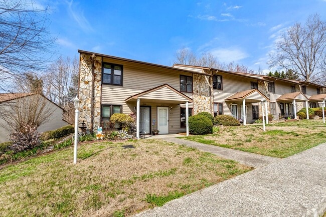 1019 Cedar Pl Ct in Winston-Salem, NC - Building Photo - Building Photo