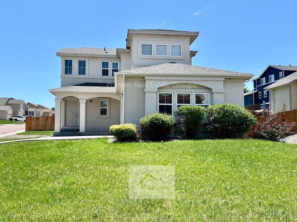 8486 Meadowcrest Dr in Fountain, CO - Building Photo