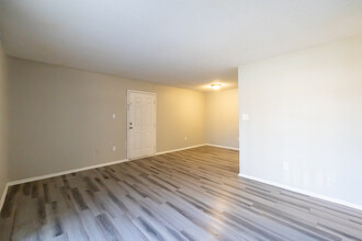 The Landing on Farmhurst in Charlotte, NC - Building Photo - Interior Photo