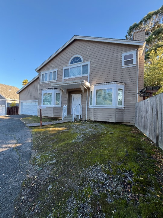 242 N San Pedro Rd in San Rafael, CA - Building Photo