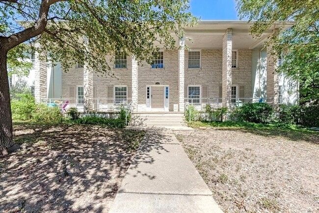 property at 1919 Robbins Pl