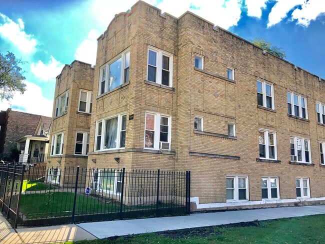 property at 5041 W Dickens Ave