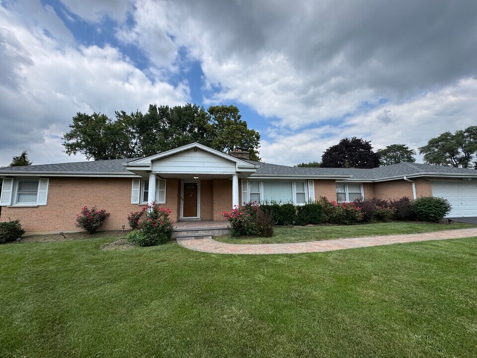 7450 Webster St in Downers Grove, IL - Building Photo