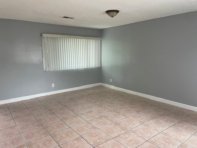 12835 Stagecoach Ln in Norwalk, CA - Foto de edificio - Building Photo
