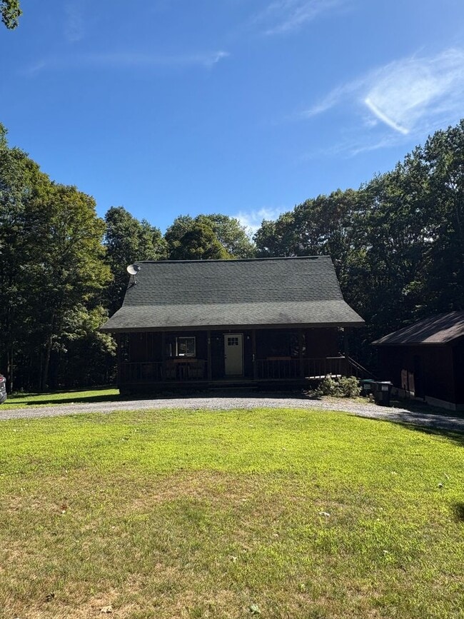 48 Atwell Rd in Porter Corners, NY - Foto de edificio - Building Photo