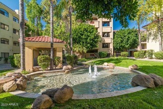 5104 N 32nd St-Unit -321 in Phoenix, AZ - Foto de edificio - Building Photo