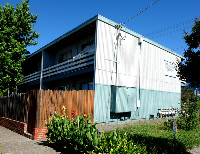 500 Russell Ave in Santa Rosa, CA - Foto de edificio - Building Photo