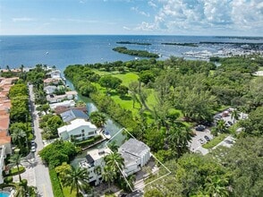 2120 S Bayshore Dr in Miami, FL - Building Photo - Building Photo
