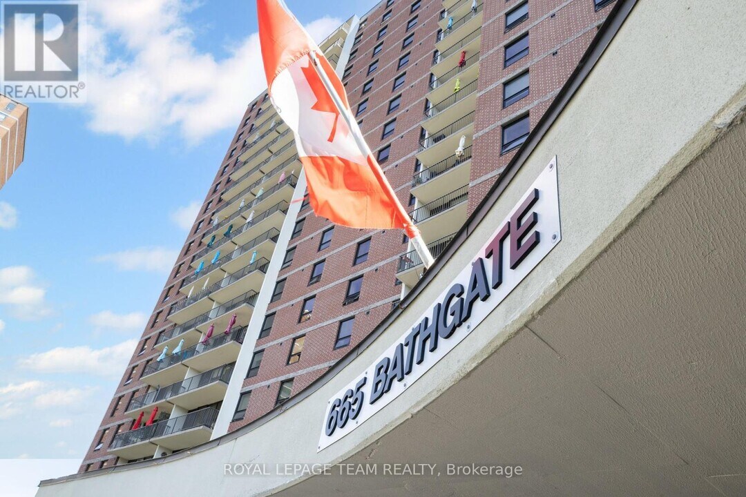 665 Bathgate Dr in Ottawa, ON - Building Photo