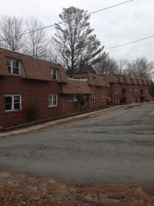 10 Dorm Dr in Hurleyville, NY - Building Photo