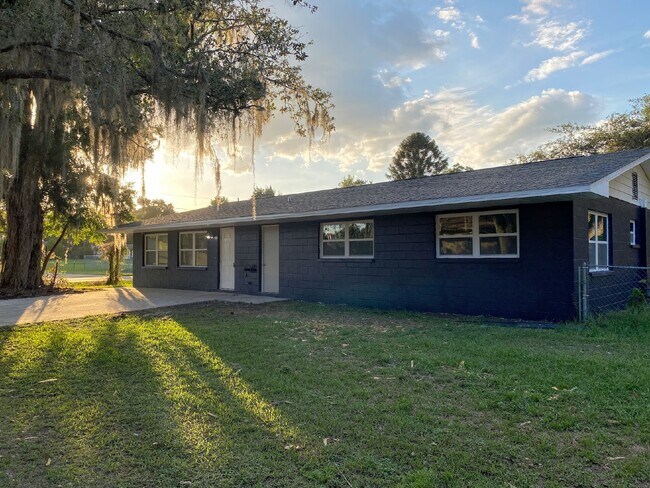 5536 20th St-Unit -1 in Zephyrhills, FL - Foto de edificio - Building Photo