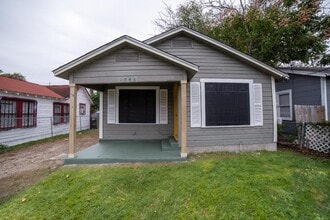 1946 Nolan St in San Antonio, TX - Building Photo - Building Photo