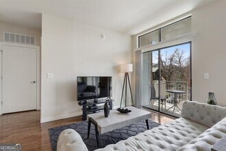 299 North Highland Avenue Northeast in Atlanta, GA - Foto de edificio - Building Photo