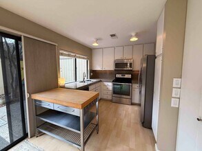 1402 Commons Dr in Sacramento, CA - Building Photo - Building Photo