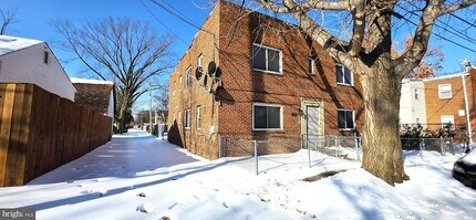 3207 11th Pl SE, Unit 2 in Washington, DC - Building Photo - Building Photo