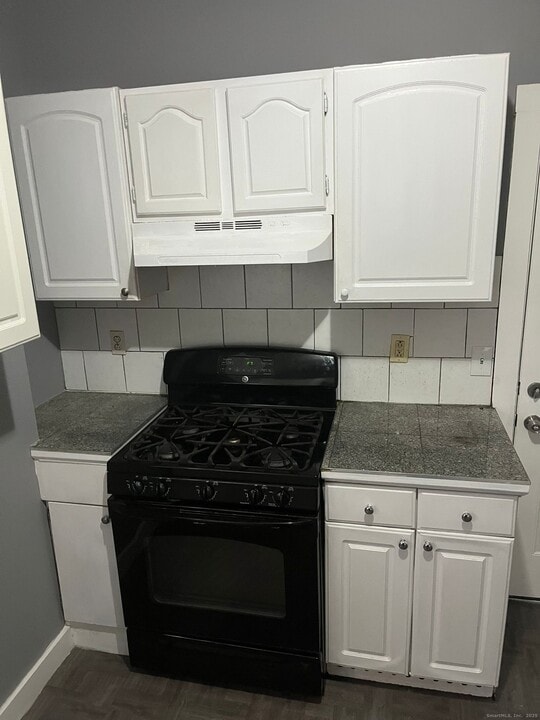 402 Bond St in Bridgeport, CT - Building Photo