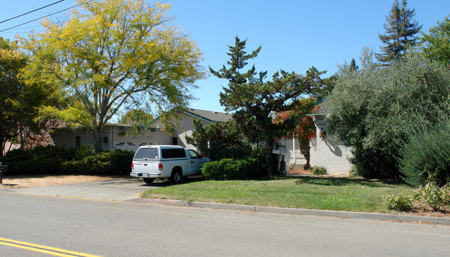 77 Ursuline Rd in Santa Rosa, CA - Foto de edificio - Building Photo