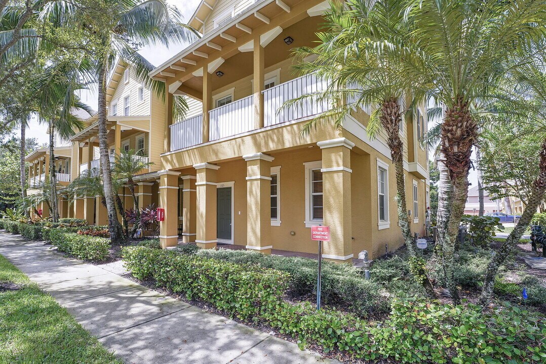 128 W Royal Palm Cir in Jupiter, FL - Foto de edificio