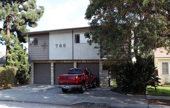 746 Termino Ave in Long Beach, CA - Building Photo - Building Photo