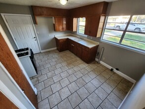 327 E 13th St in Ada, OK - Foto de edificio - Building Photo
