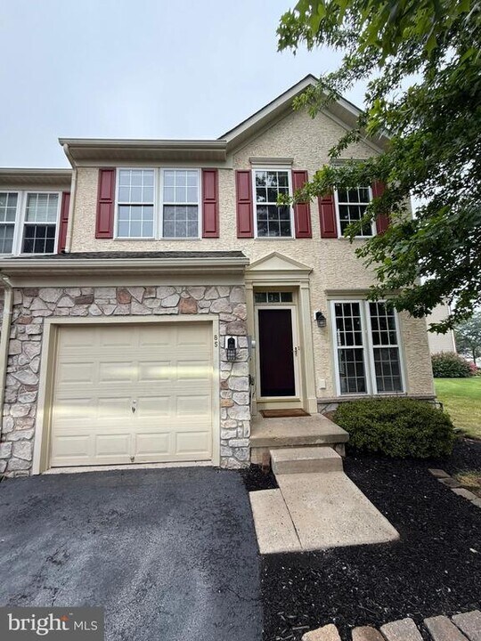 85 N Savanna Dr in Pottstown, PA - Building Photo