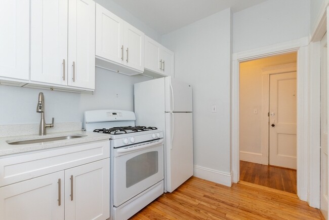 30 Kilsyth Rd, Unit 3 in Brookline, MA - Building Photo - Building Photo