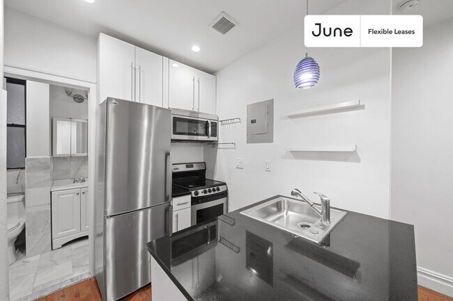 826 9th Ave in New York, NY - Building Photo - Building Photo