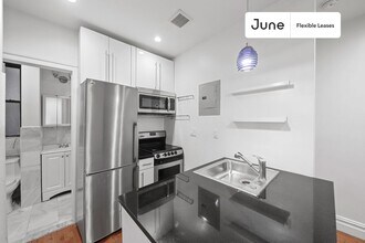 826 9th Ave in New York, NY - Building Photo - Building Photo