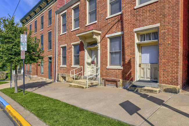 St. Clairsville Courtyard in St. Clairsville, OH - Foto de edificio - Building Photo