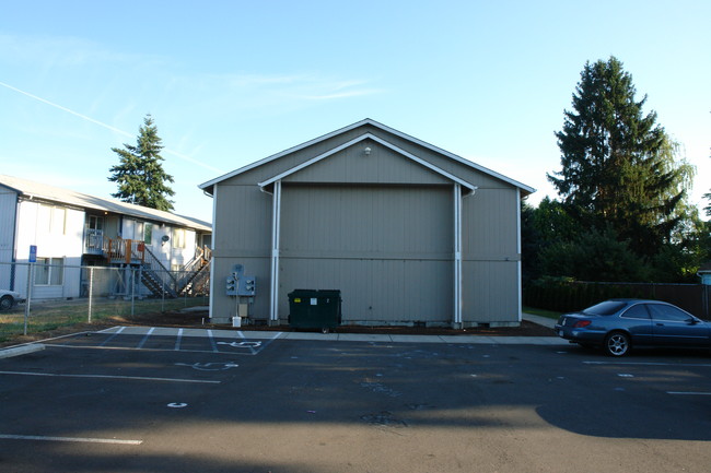 879 Plymouth Dr NE in Salem, OR - Foto de edificio - Building Photo