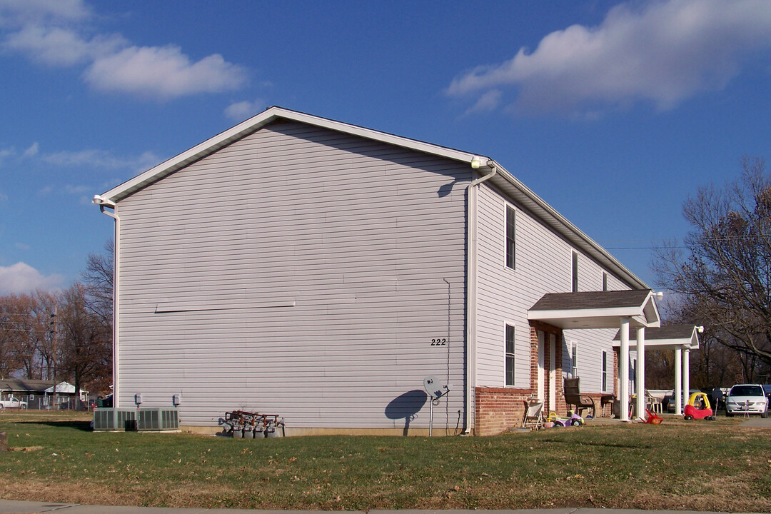 222 Sinclair Ave in South Roxana, IL - Building Photo