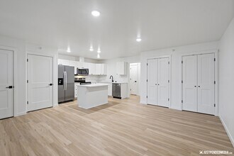 12378 Lake St in Anchorage, AK - Building Photo - Building Photo