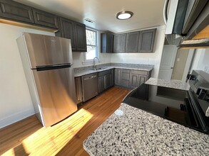 130 Tate St, Unit B in Greensboro, NC - Foto de edificio - Building Photo