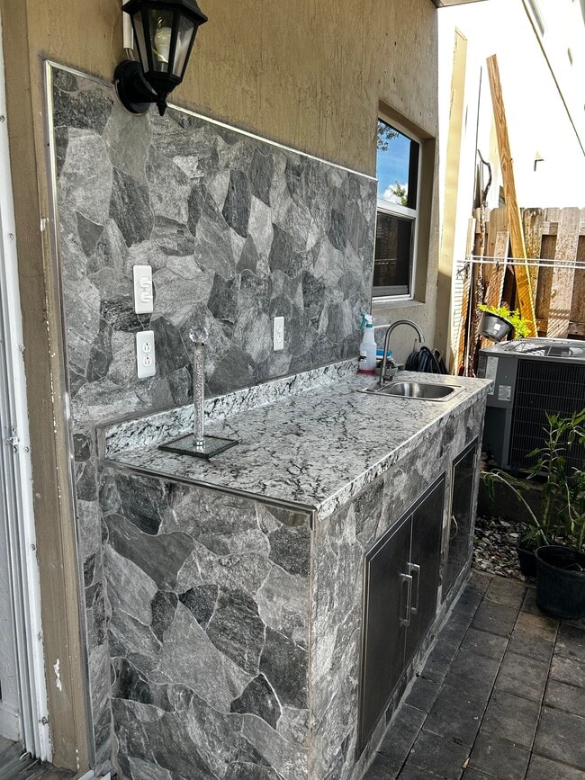 489 NE 5th Pl in Florida City, FL - Building Photo - Building Photo