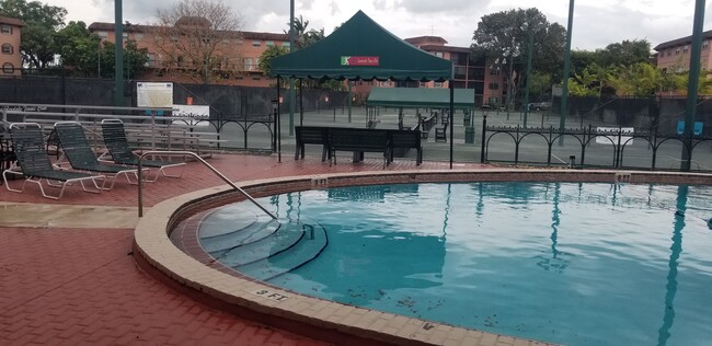 660 Tennis Club Dr, Unit 208 in Fort Lauderdale, FL - Building Photo - Building Photo