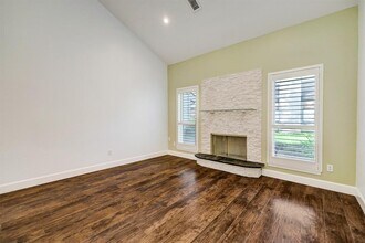 902 Memorial Village Dr in Houston, TX - Building Photo - Building Photo